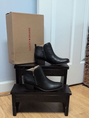 Lucky Brand Basel Black Leather Ankle Booties Textured Back Low Heel Size 8M NEW